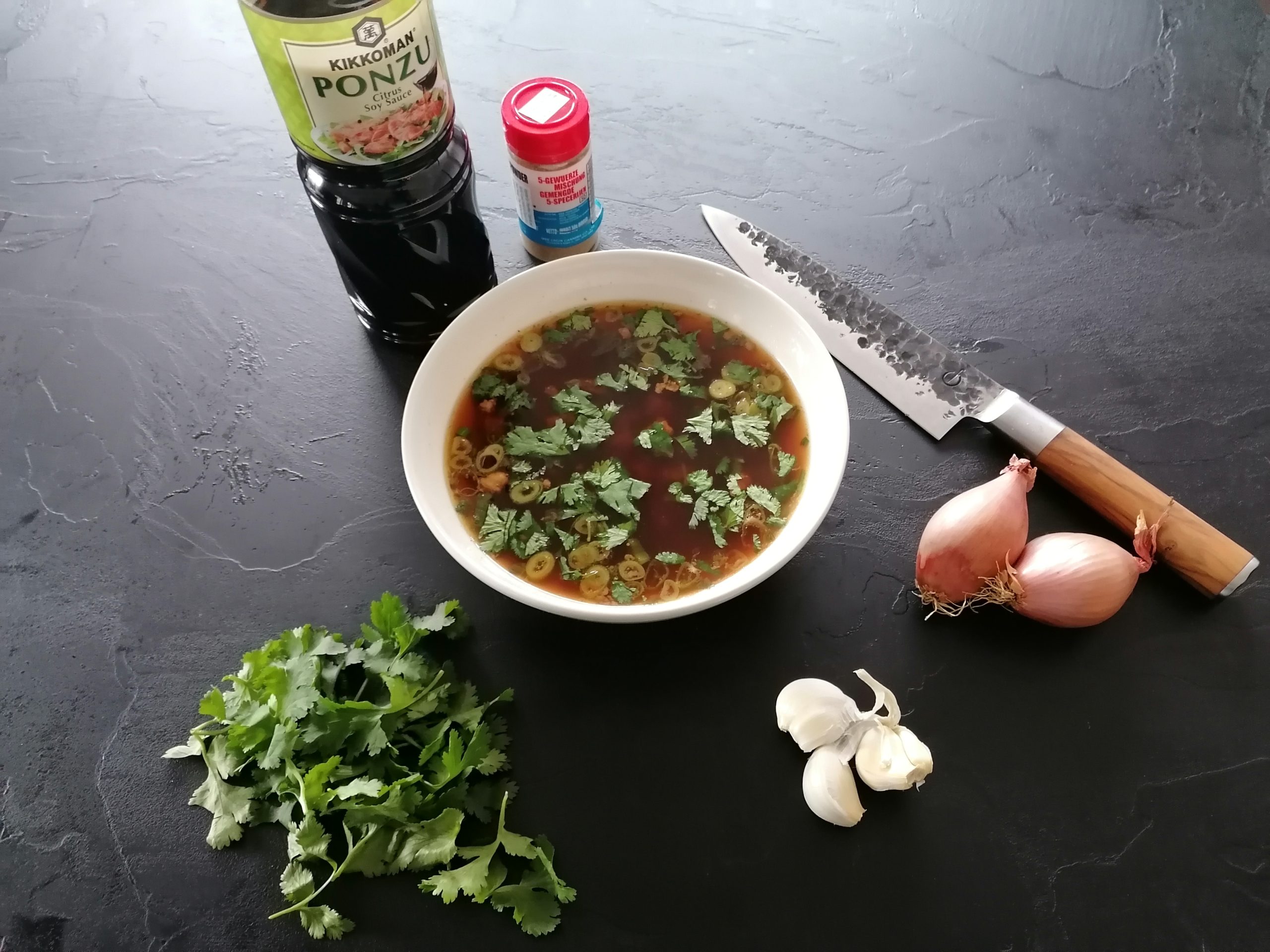 Soep geïnspireerd op thit heo kho