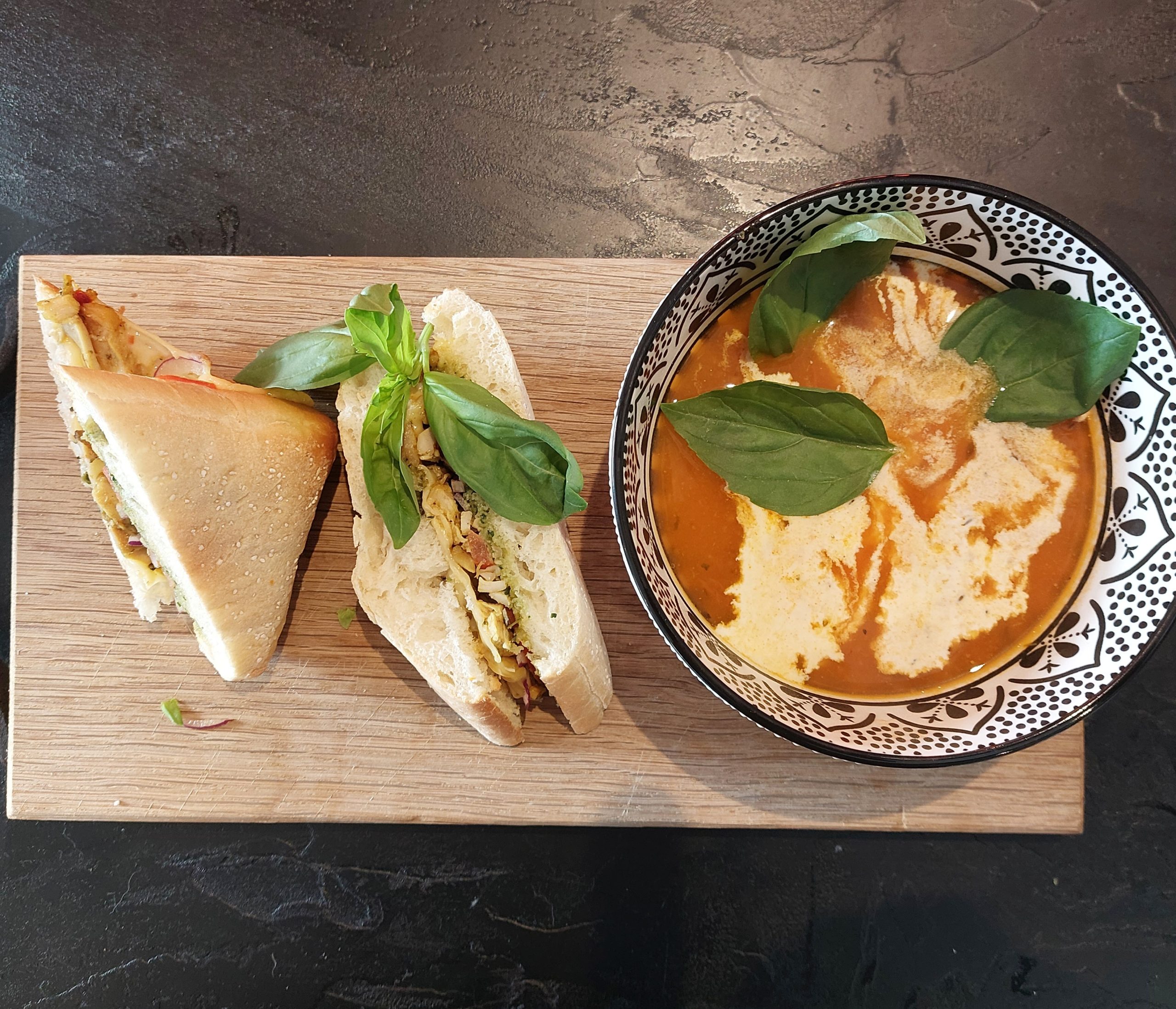 Tomatensoep met basilicum en room